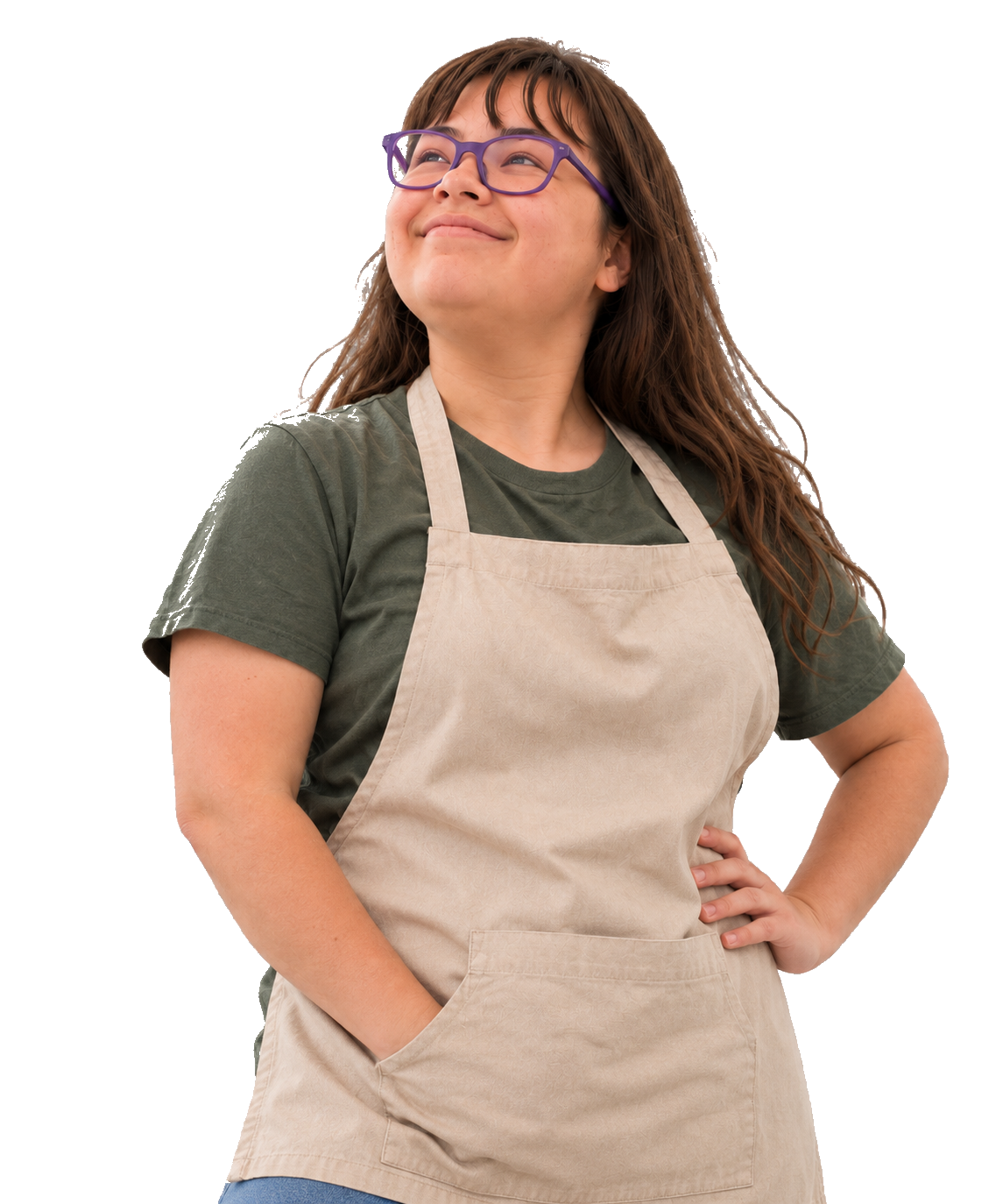Una persona con gafas moradas y delantal posa con confianza